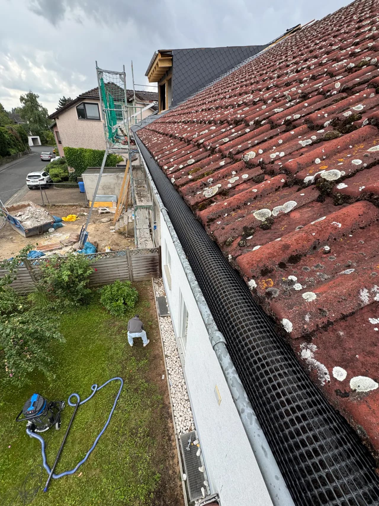 Dachrinnenschutz an einem Gebäude